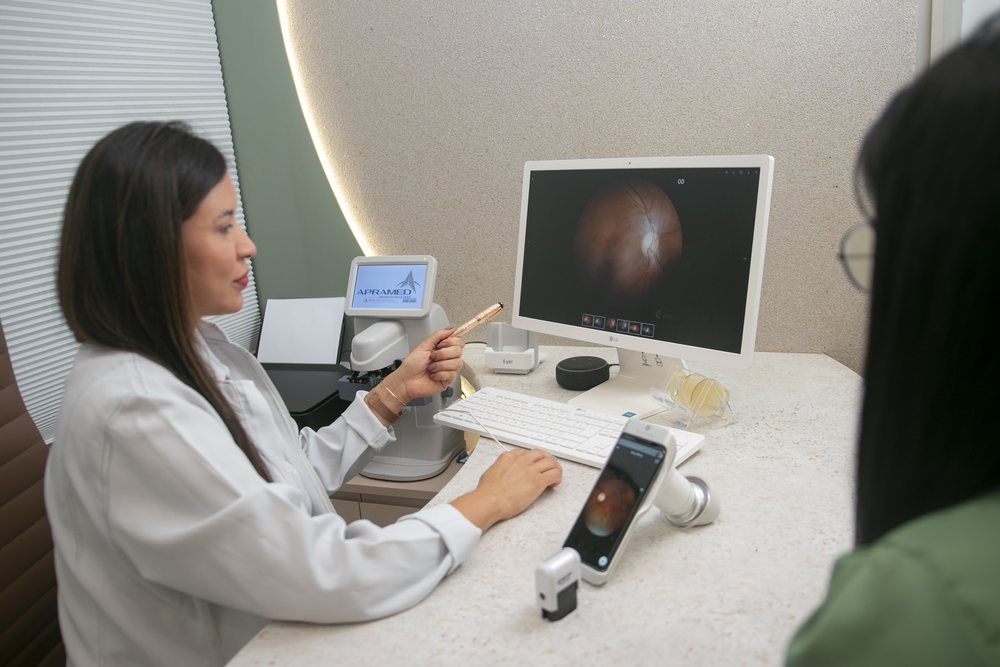 A consulta, com a imagem da retina no monitor — Instituto Habib Assafh, clínica de olhos em Manaus