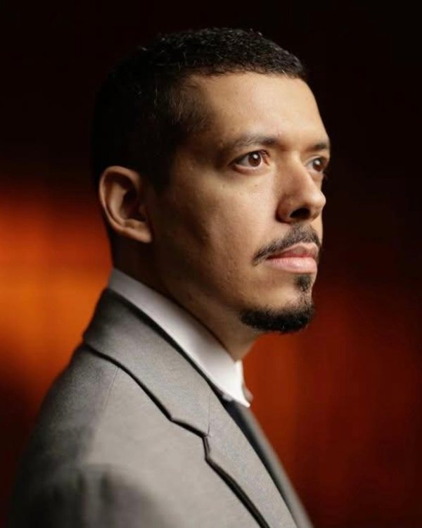 Dr. Carlos Bacelar, oftalmologista, de terno cinza, em retrato de perfil